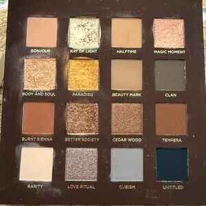 Luxurious Eyeshadow Palette with Vibrant Shades